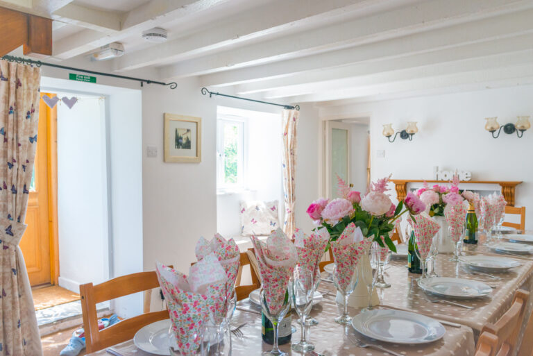 White Cottage dining table